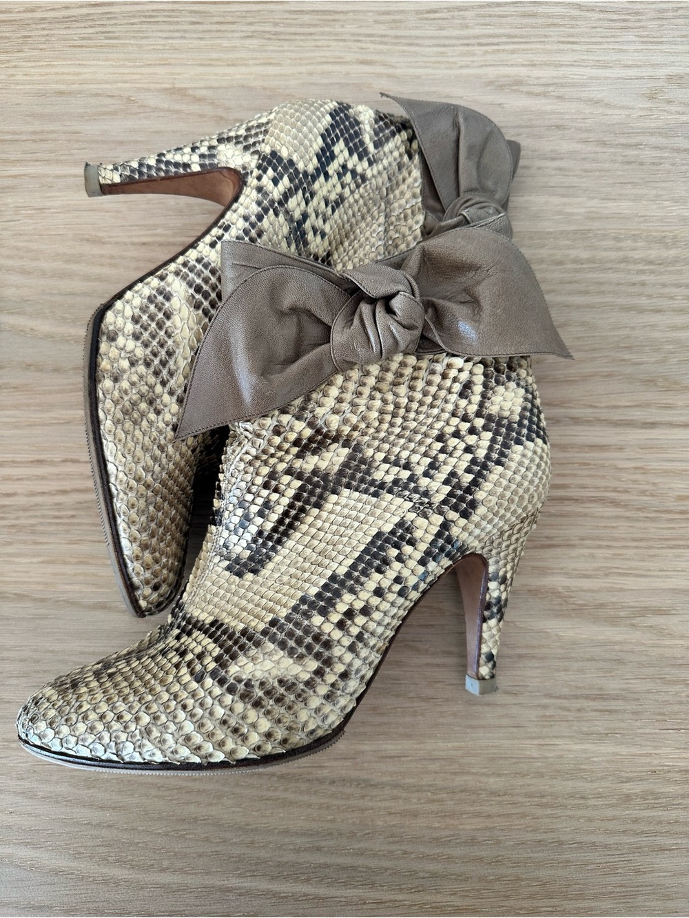 VINTAGE snakeskin Italian ankle boots. Leather bow detail.   Chic find SZ 37